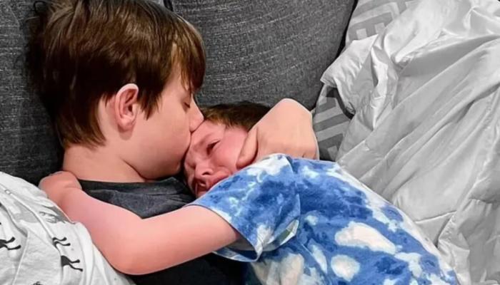 بكاء ورحيل محتوم.. قصة صورة مؤثرة لطفل يودع شقيقه الأصغر
