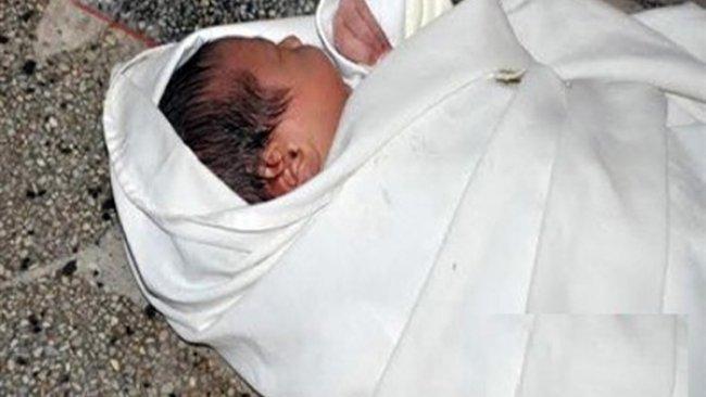 الأجهزة الأمنية تعثر على رضيعة ملقاة إلى جانب مركبة في عمّان