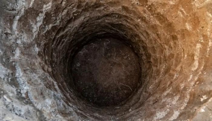 تونسي يلقي بنفسه داخل بئر