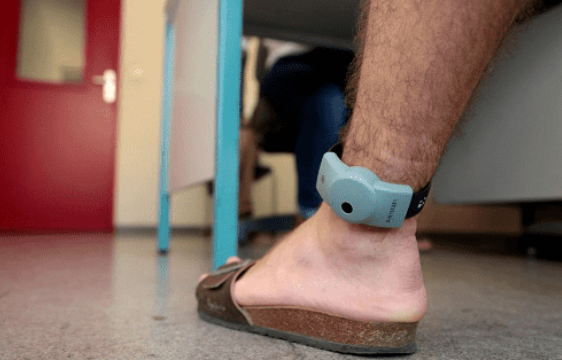 وزارة العدل: السوار الإلكتروني مخفي حماية لكرامة الإنسان