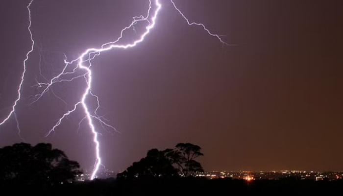 صاعقة رعدية تقتل شابا وتصيب اثنين في جازان بالسعودية