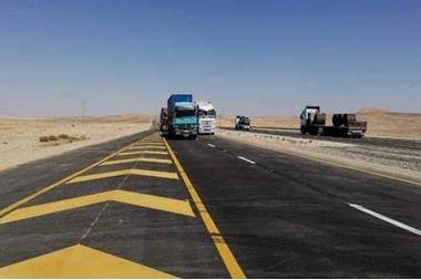 سقوط حاوية عن سطح شاحنة يعيق السير على الصحراوي مؤقتاً