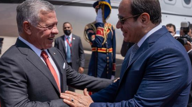 الملك يصل مطار العلمين في الساحل الشمالي المصري والسيسي في مقدمة مستقبليه