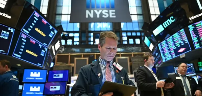 مخاوف رفع الفائدة تدفع المؤشرات الأميركية إلى اللون الأحمر