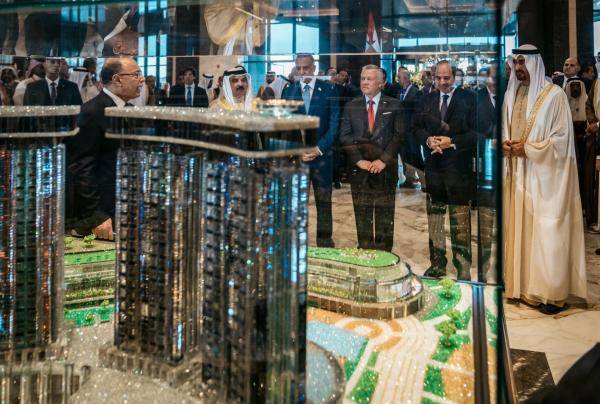 الملك يطلع على مشروع سياحي بمدينة العلمين المصرية