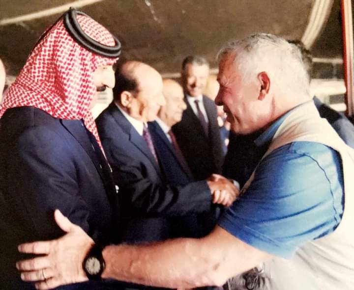 الملك ينعم على المرحوم  العقيد المتقاعد  الشيخ عوده عويد المقيبل بوسام مئوية الدولة الأولى