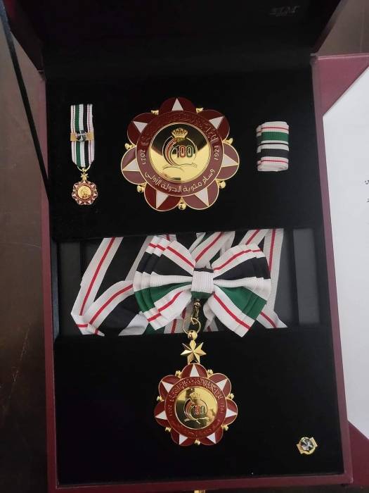 الملك ينعم على اللواء الركن المتقاعد حاكم حديثة الخريشا  بوسام مئوية الدولة الأولى