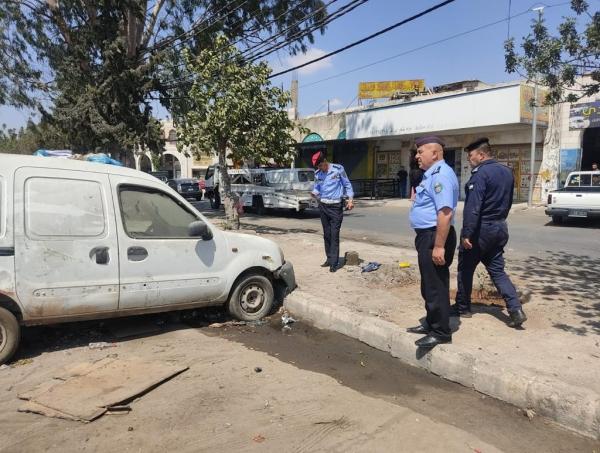 حملة لإزالة مركبات معطلة وهياكل داخل صناعية اربد (صور)