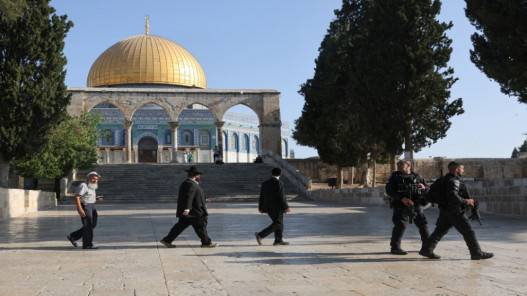 عشرات المستوطنين يقتحمون المسجد الأقصى