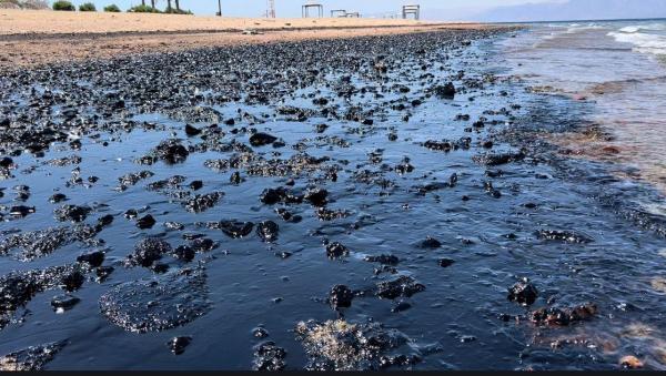 استمرار إزالة الزيوت المنسكبة على شواطئ العقبة منذ 7 أيام