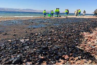 المجالي: العمل ما زال جاريا لمكافحة الزيوت على شاطئ العقبة