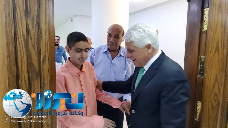 كفيف ويغسل كلى يحصل على معدل 96 في التوجيهي وبلدية السلط الكبرى تكرمه ....صور 