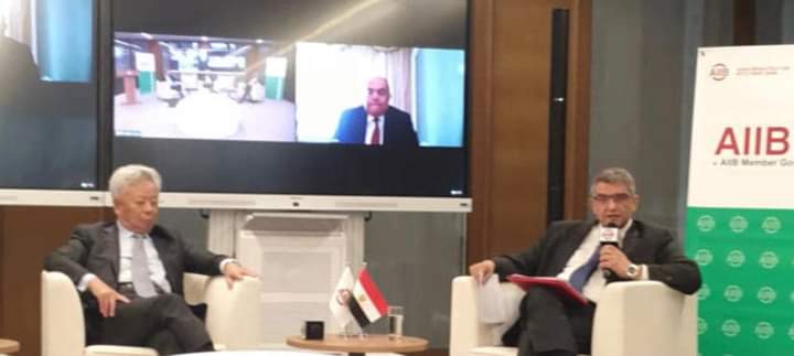 رئيس البنك الآسيوي للاستثمار في البنية التحتية يستقبل السفير المصري في بكين
