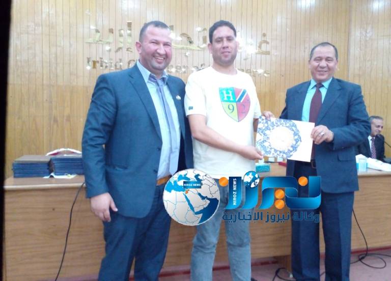 اللواء الركن المتقاعد محمد بني ياسين يكرم  الزميل مدير تحرير نيروز  ابراهيم الحوري