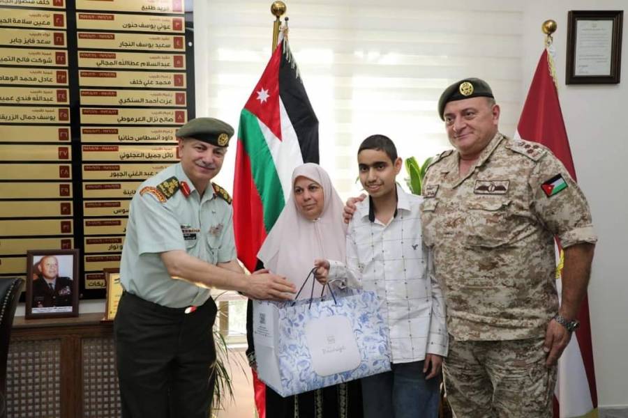 مدير عام الخدمات الطبية الملكية يكرم طالب كفيف لتفوقه في الثانوية العامة....صور 