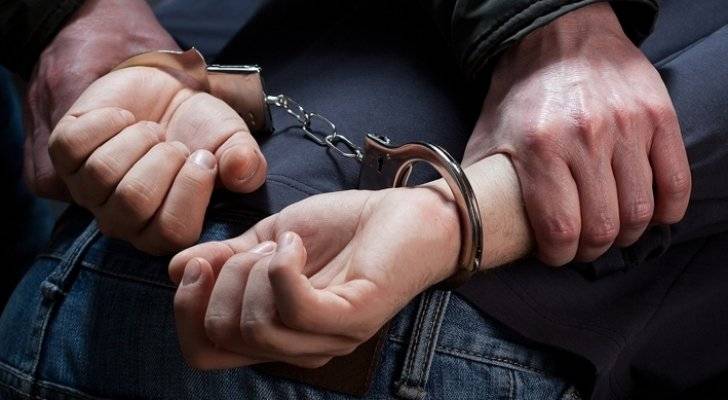 بعد كمين محكم، البحث الجنائي يلقي القبض على أحد أخطر المطلوبين المسلحين غرب البلقاء