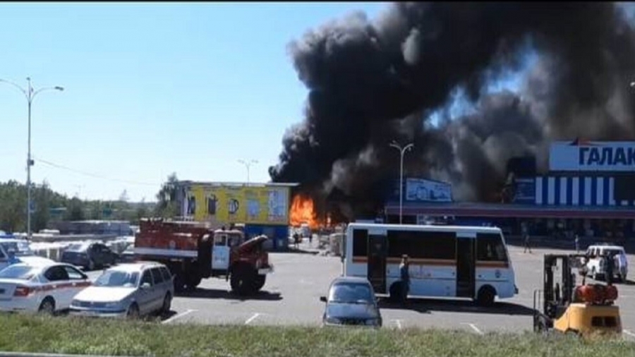 دونيتسك: اندلاع حريق كبير في مركز التسوق غالاكتيكا جراء القصف الأوكراني