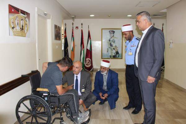 الهيئة الهاشمية للمصابين العسكريين توزع كراسي متحركة