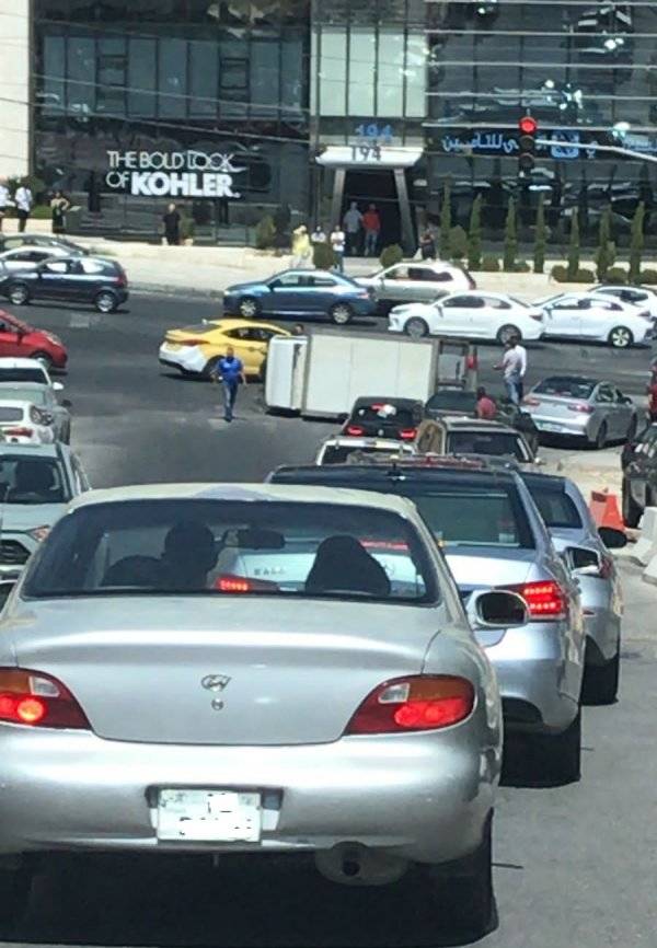 انقلاب مركبة شحن في عبدون