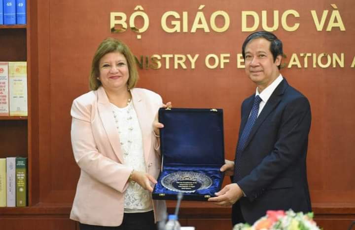 وزير التعليم والتدريب الفيتنامي يستقبل السفيرة المصرية في هانوي