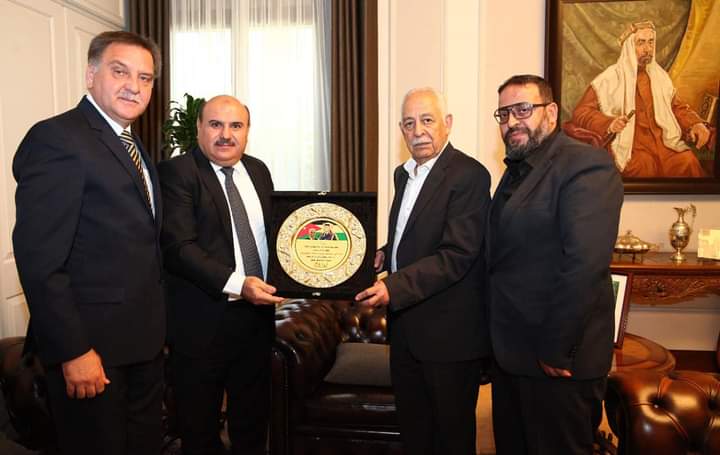 معالي رئيس الديوان الملكي الهاشمي يتسلم درع النشامى_صور