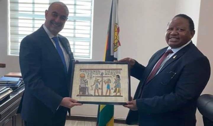 وزير الخارجية الزيمبابوي يستقبل السفير المصري في هراري