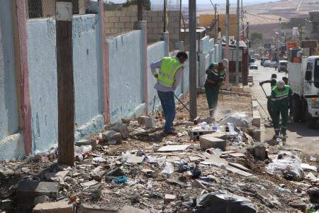 بلدية اربد تقلص دوام عمال الميدان وتنثر رذاذ المياه في الشوارع