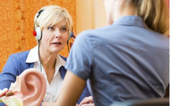 ما هو اختبار السمع وكيف يُجرى؟