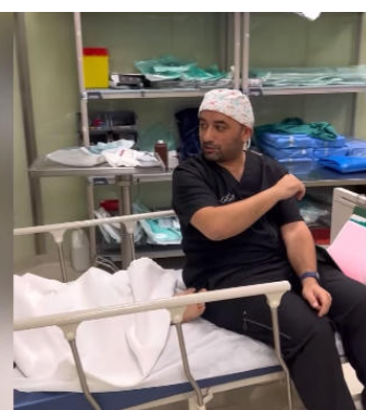 طبيب أردني يشجع طفلاً قبل العملية