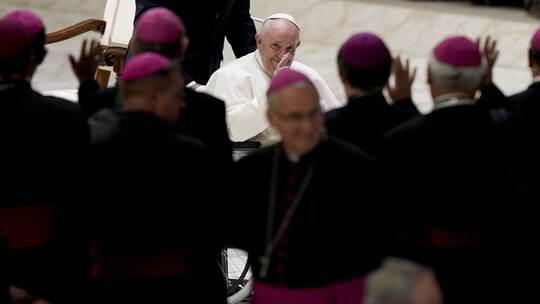 وسط تكهنات حول تنحيه المحتمل.. البابا يرسم عشرين كردينالا قريبين من خطه