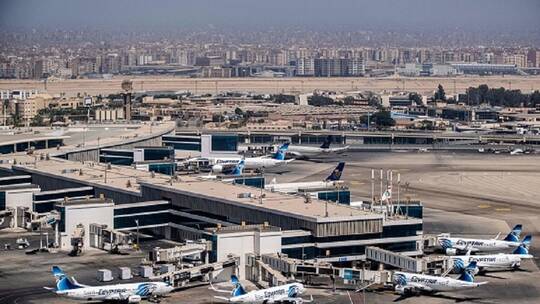 مصر.. وزير الطيران يعتذر لراكب بسبب تلف حقيبته