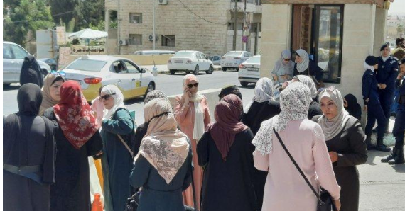 اعتصام ناجحات في (التنافسي 2019) لعدم تعيينهن