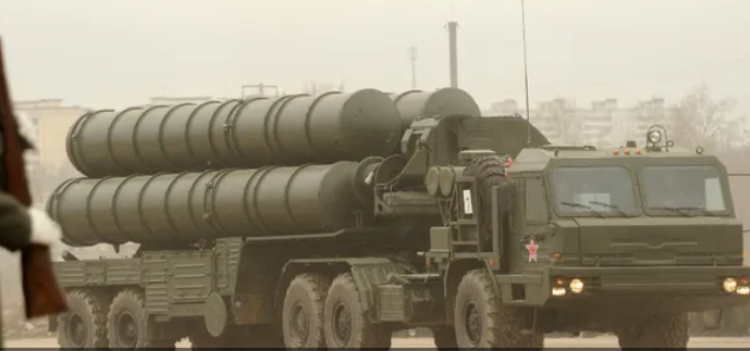 روسيا تستعيد هديتها من سوريا.. وترسلها للبحر الأسود