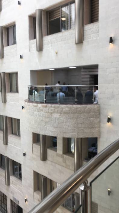 عاجل ..الأطباء حملة البورد الأجنبي يعتصمون الآن أمام مكتب وزير الصحة...صور