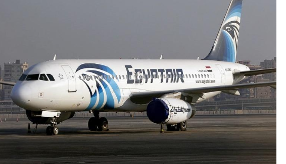 وزير الطيران المصري يعتذر لراكب بسبب تلف حقيبته