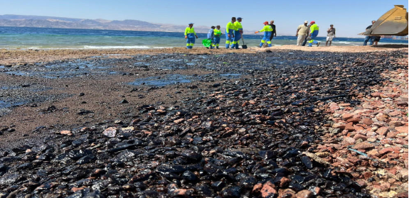 الانتهاء من تنظيف أسطح في موانئ العقبة من بقع زيتية