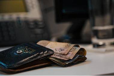 بدء تحويل مكافآت موظفي بلديات الشمال اليوم