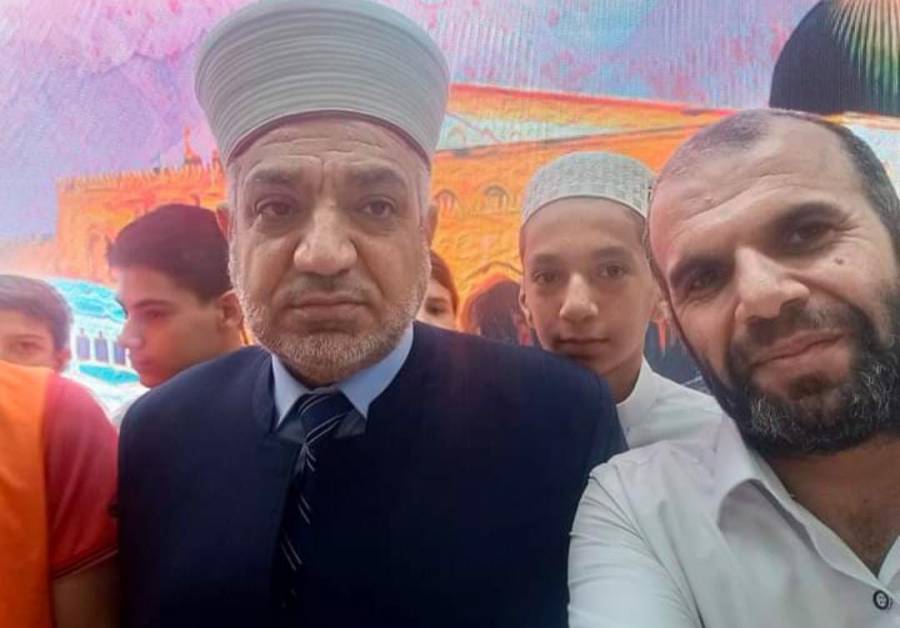 الخلايلة يكرم احد الطلبة السوريين  في المركز القرآني لمسجد الجيزة القديم