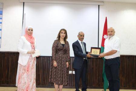 سيدات سلاح الجو يكرم متفوقي التوجيهي من طلبة التنمية