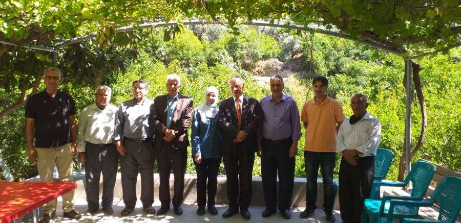 طريق أم اللوز في وادي الريان لتحديد مسارها