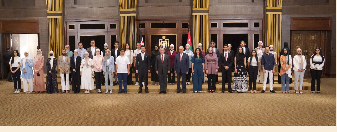 الملك وولي العهد يستقبلان أوائل الثانوية العامة في قصر الحسينية