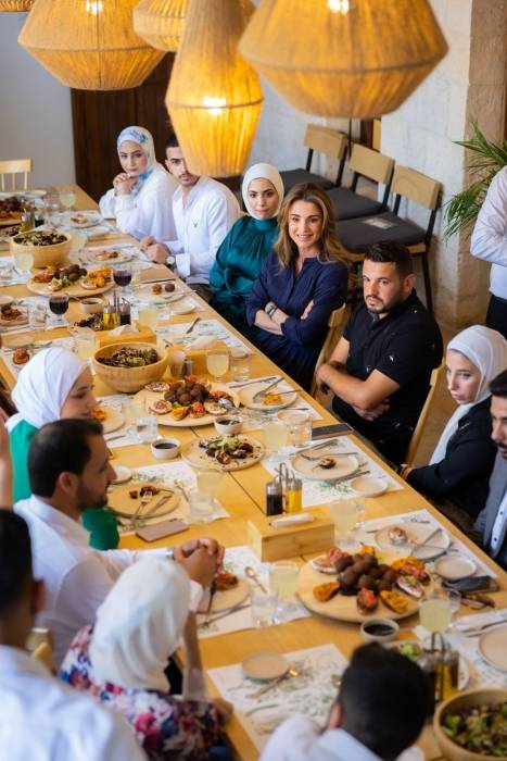 الملكة رانيا العبدالله تلتقي عدداً من مستفيدي مؤسسة شباب42 في مادبا