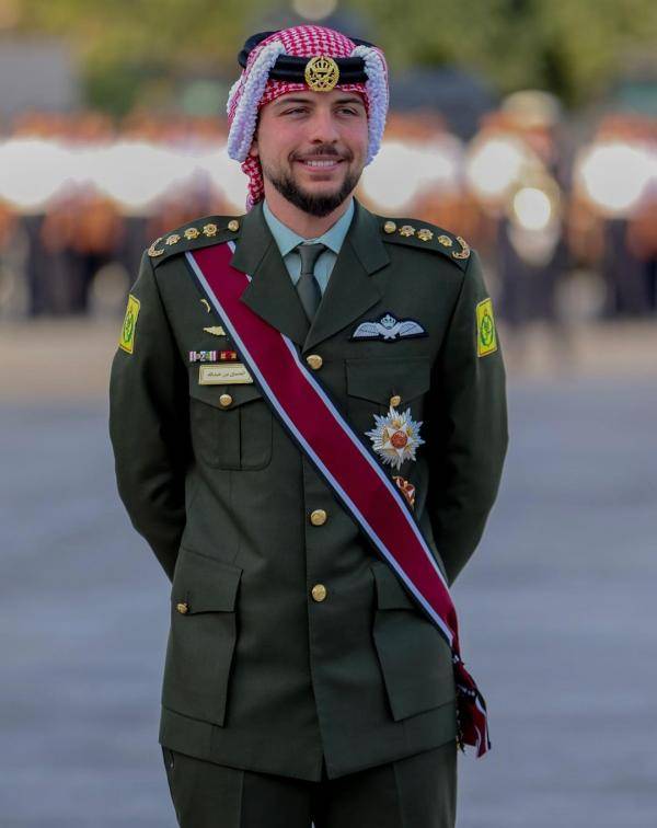 ولي العهد ينشر صورا من احتفال الجيش الاثنين