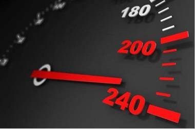 ضبط مركبة تسير بسرعة 215 كمساعة على طريق الـ 100