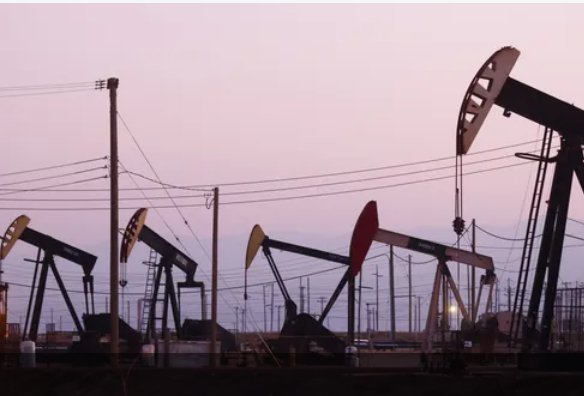 أسعار النفط تتراجع وسط مخاوف من هبوط الطلب بسبب التضخم
