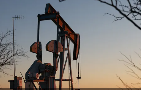 النفط يتجه لتسجيل أطول موجة خسائر شهرية منذ مارس 2020