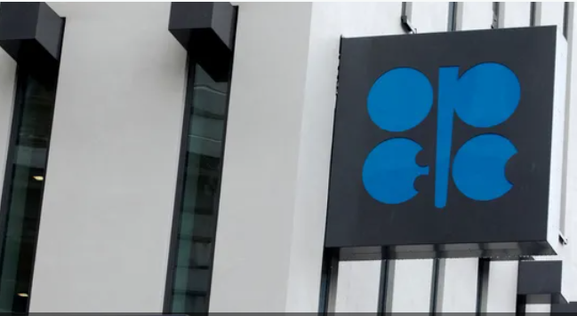 لجنة بأوبك+ تتوقع فائضا أكبر قليلا في سوق النفط هذا العام