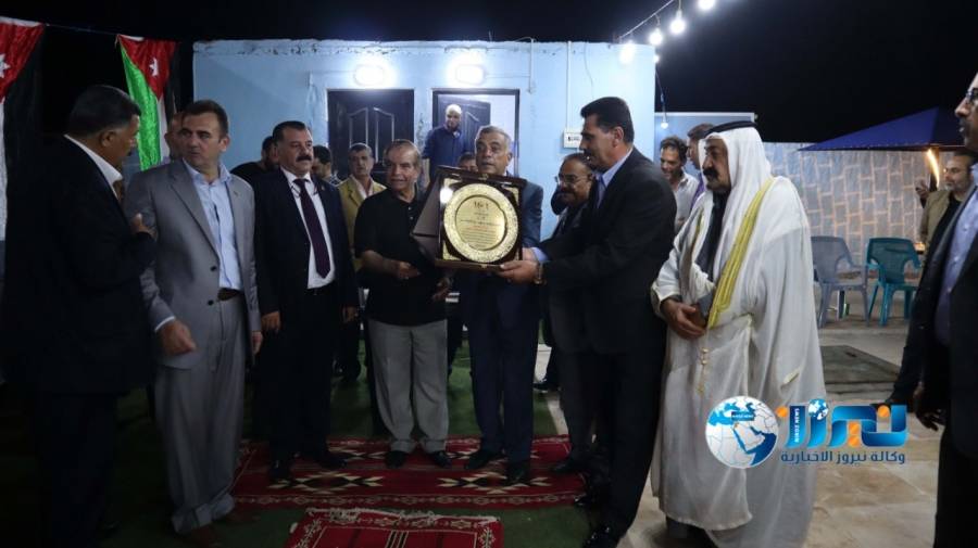 الطيب يمنح درع فرسان الإنسانية لأبناء  المرحوم الحاج عبد القادر فالح الحوري