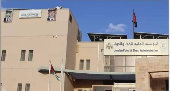 الغذاء والدواء: نصائح للتعامل مع حافظات الطعام ومطرات الماء المدرسية