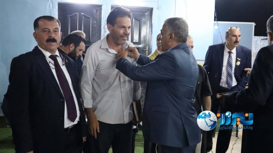 العفيشات يمنح الخطاط صابر شخاتره وسام مئوية الدولة الأردنية
